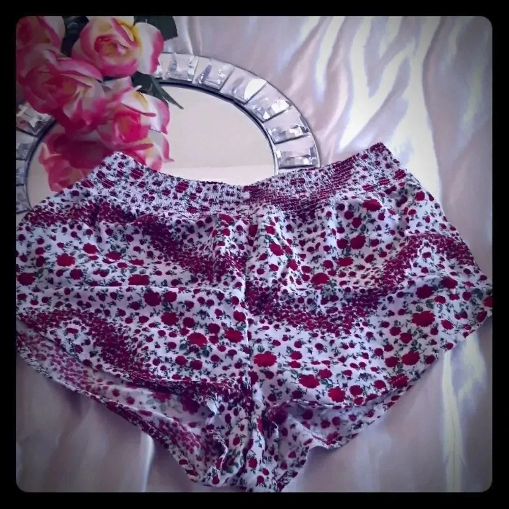 DIVIDED H&M Rose Print Shorts